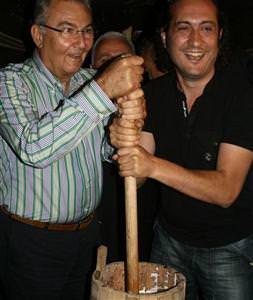 Baykal Antalya’da yayık ayranı yaptı