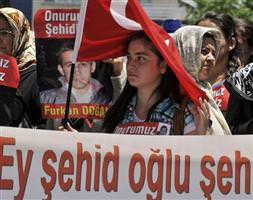 Furkan şehit oldu, Cueeva Butterly müslüman oldu