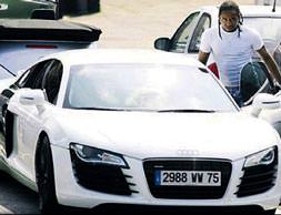 251 km hızla duvara çarptı ama ölmedi