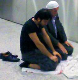 Uçağa binmeden namaza durdu