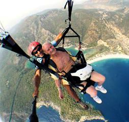 91'lik İngiliz'in paraşüt keyfi