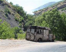PKK, karakollara ekmek taşıyan aracı yaktı