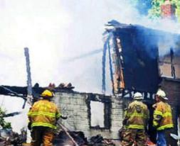 Uçak eve düştü: 2 kişi öldü