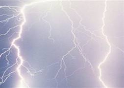 Güneşlenenleri yıldırım çarptı