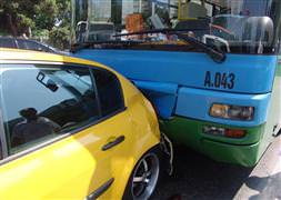 Otobüs 10 araca çarparak durabildi