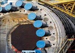 Masaya oturmaya hazırlar