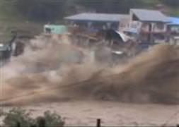 Sel suları bir evi böyle yuttu