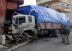 Freni boşalan kamyon dehşet saçtı