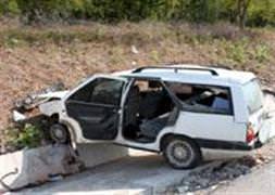 Otomobille kamyonet çarpıştı: 6 yaralı