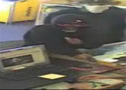 Soyguncuları silahla kovdu