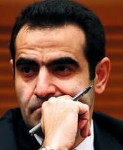 Yeni sözcünün kol düğmeleri