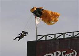 Paraşütçü bayrak direğine asılı kaldı