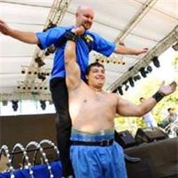 Serçe parmağıyla 90 kilo kaldırdı