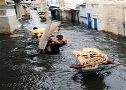 Sel sularıyla iftar açıyorlar