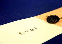 Oy kullanmak isteyen hastalara özel araç!