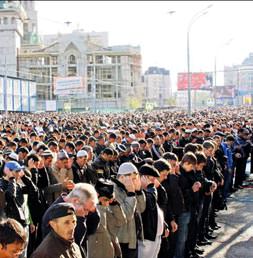 Moskova'da 55 bin kişi saf tuttu