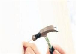 Polise 'çekiçli' saldırı