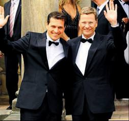 Eşcinsel bakan gelin oldu