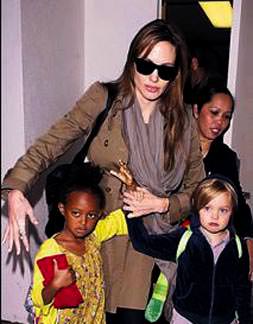 Ellerini sıkı sıkı tuttu!