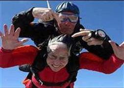 90'lık nine paraşütle atladı