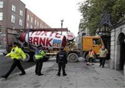 Meclise çimento kamyonuyla girmeye çalıştı