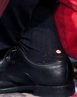 Çorabı delik Başbakan