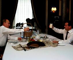 Putin, eliyle Medvedev’i besledi