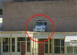 Aracıyla duvarda asılı kaldı!