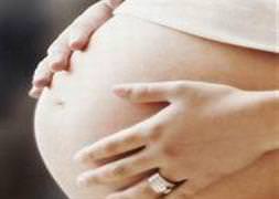 Karnını kesip bebeğini aldı