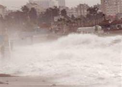 Dalgaların boyu 5 metreyi buldu