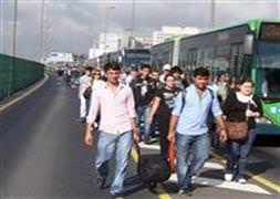 Metrobüs yaya bıraktı