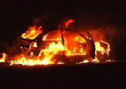 Babasına ait 3 otomobili yaktı