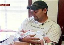 Bebeği babası doğurttu