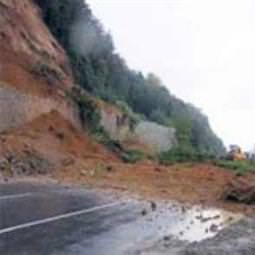 Endonezya’da toprak kayması: 10 ölü