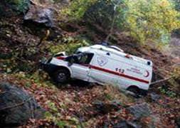 Ambulans uçuruma yuvarlandı