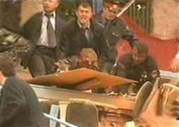 Sahnede şarkı söylerken bomba patladı!