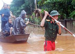 Otobüs nehir sularına kapıldı