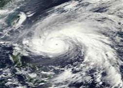 Süper tayfun yıktı geçti