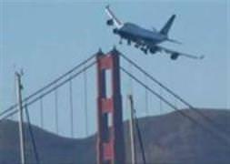 Uçak köprüyü teğet geçti!