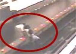 Raylara düşen hastayı kurtardı