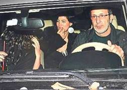Cem Özer'in yanındaki iki kız kim?-1