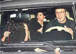 Cem Özer'in yanındaki iki kız kim?