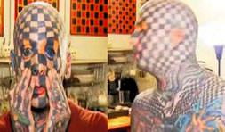 Gözüne bile dövme yaptırdı