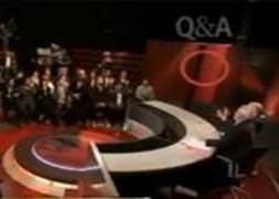 Eski başbakana canlı yayında ayakkabı