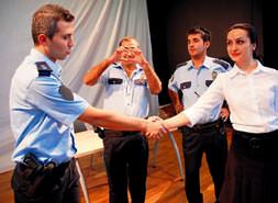 Diyarbakır polisi şiddete rol kesti!