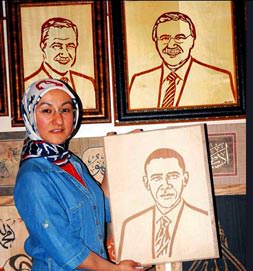 Liderlerin portresini ahşaba işliyor...