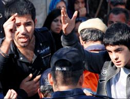 ’Evimizi yıkma Polis Amca’