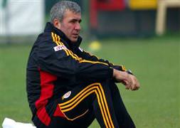 Hagi gözünü ona dikti