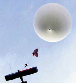 Kağıttan uçak 17 mil uçtu...