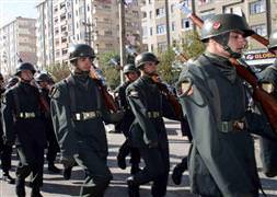 Asker Diyarbakır'da sloganlarla yürüdü!